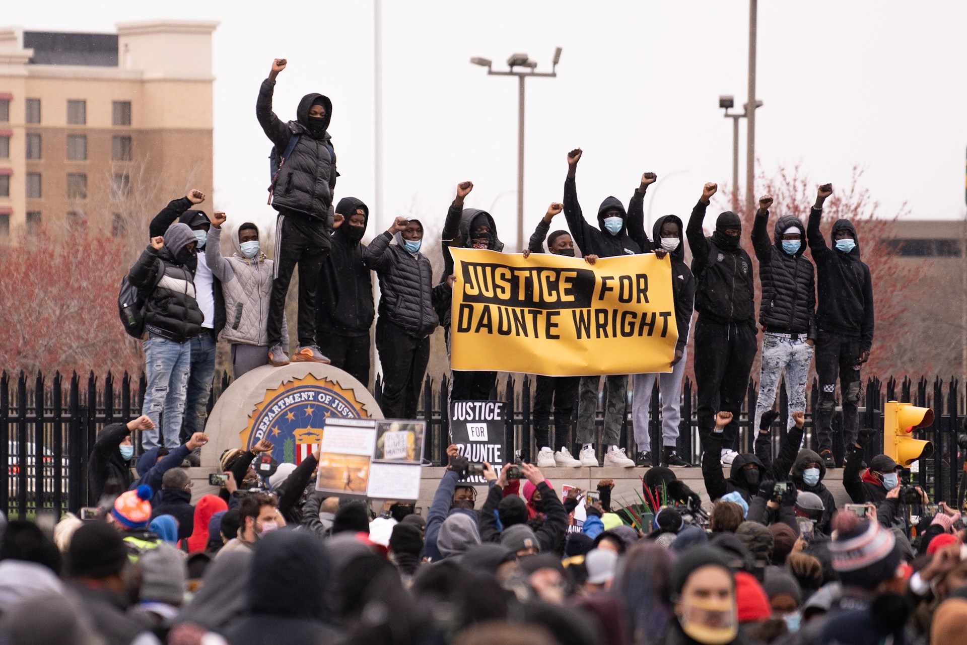 ΗΠΑ: Συνελήφθη η αστυνομικός που πυροβόλησε και σκότωσε τον 20χρονο Αφροαμερικανό στη Μινεάπολη