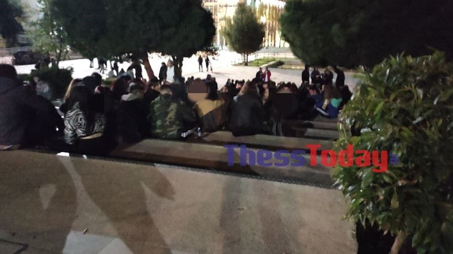 Lockdown: “Γέμισε” φοιτητές το ΑΠΘ – Μουσική, αλκοόλ και παρέες έως τα ξημερώματα – ΦΩΤΟ- ΒΙΝΤΕΟ