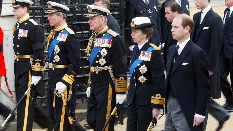 Βασίλισσα Ελισάβετ: Γιατί έδωσε εντολή να μην φορέσει κανείς στρατιωτική στολή στην κηδεία του πρίγκιπα Φίλιππου