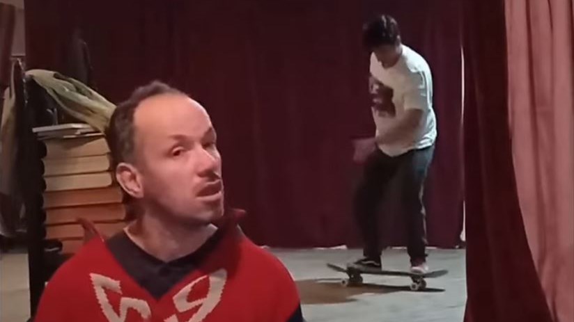 Κολλάτος: Συγκινεί το τελευταίο ΒΙΝΤΕΟ του Άλκη που δημοσίευσε ο αδελφός του