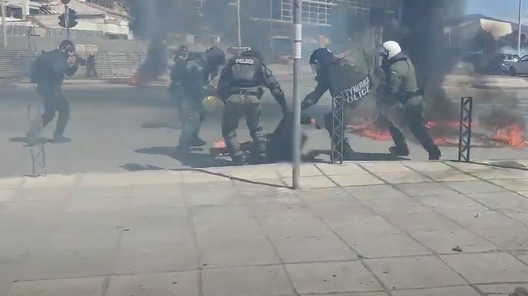 Θεσσαλονίκη: Στις φλόγες το πόδι διαδηλωτή από μολότοφ – Αστυνομικοί σβήνουν τη φωτιά – ΒΙΝΤΕΟ