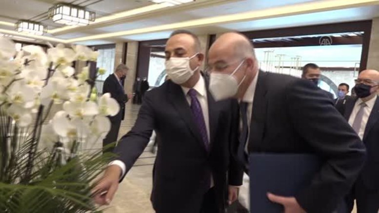 Ο Τσαβούσογλου ξεναγεί τον Δένδια στο Προεδρικό Μέγαρο και το υπουργείο Εξωτερικών – ΦΩΤΟ