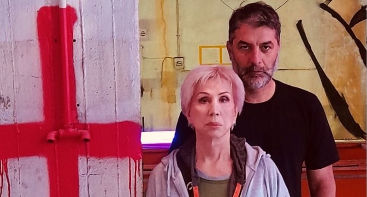 Η Βακαλίδου γίνεται Μαντάμ Παρί στα “Κόκκινα Φανάρια” του Μπισμπίκη – Αποκλειστικές πόζες