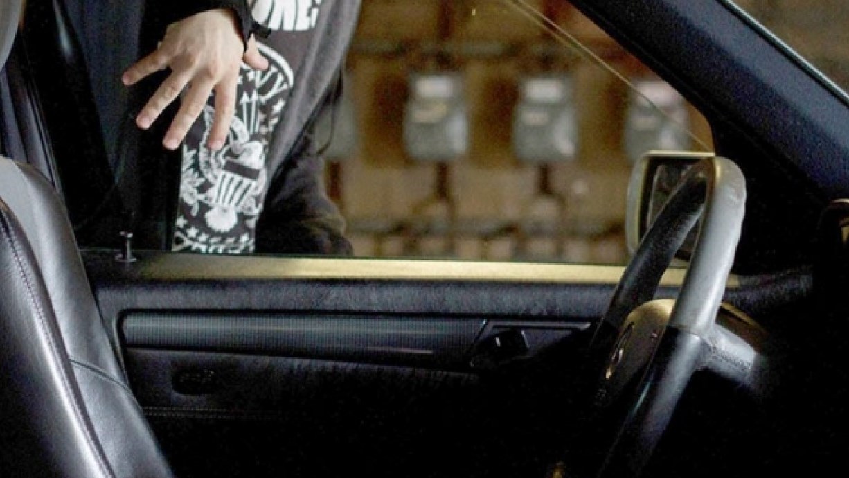 Νέο Ηράκλειο: Μυστήριο με την κλοπή αυτοκινήτου δικαστικής υπαλλήλου – Είχε μέσα 25 δικογραφίες