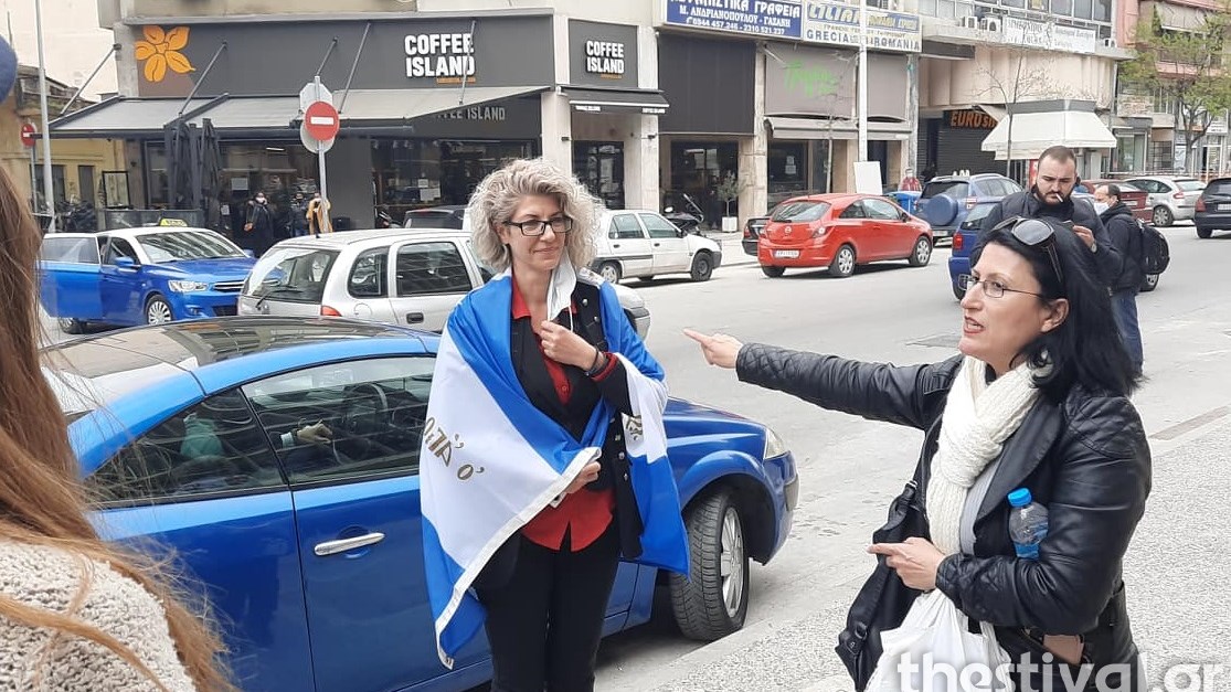 Εύοσμος: Αφέθηκε ελεύθερη η μητέρα του μαθητή που αρνήθηκε το self test – Έγινε δεκτή με χειροκροτήματα και τον Εθνικό ύμνο