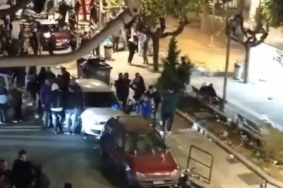 Πλατεία Βαρνάβα: Αστυνομική επιχείρηση για την αποφυγή συγκεντρώσεων – ΒΙΝΤΕΟ