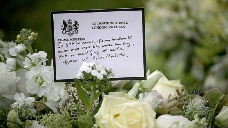 Μπόρις Τζόνσον: Κατάθεση στεφάνου για τον πρίγκιπα Φίλιππο