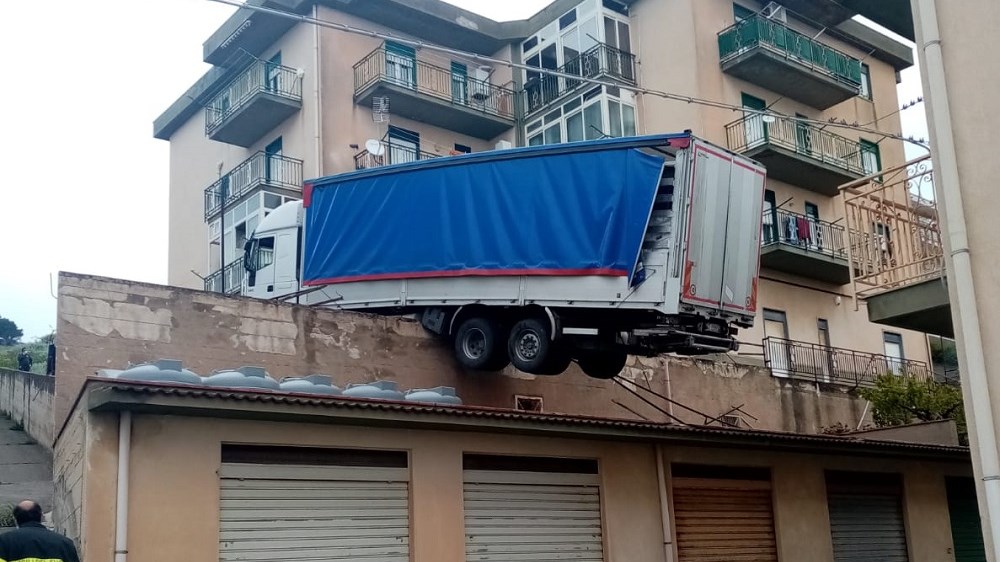 Ιταλία: Φορτηγό “κρέμεται” σε σκεπή κτιρίου – ΒΙΝΤΕΟ