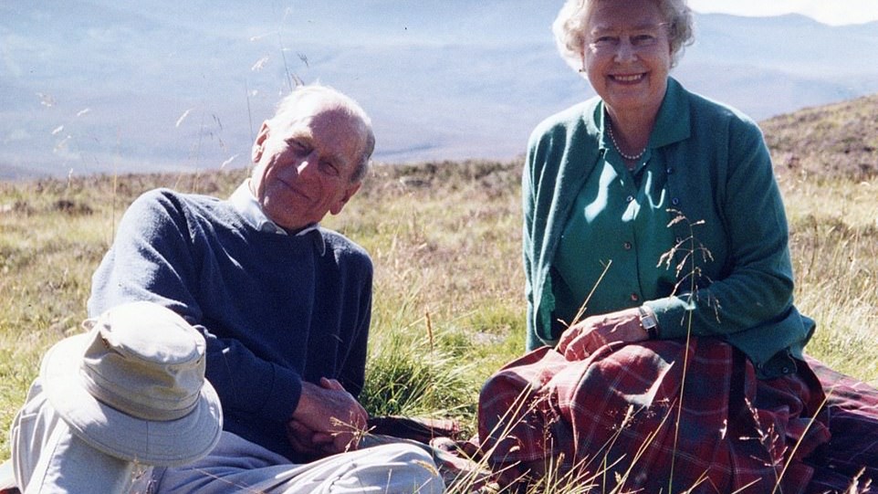 Πρίγκιπας Φίλιππος: Το “αντίο” της βασίλισσας με μια αγαπημένη αδημοσίευτη ΦΩΤΟ