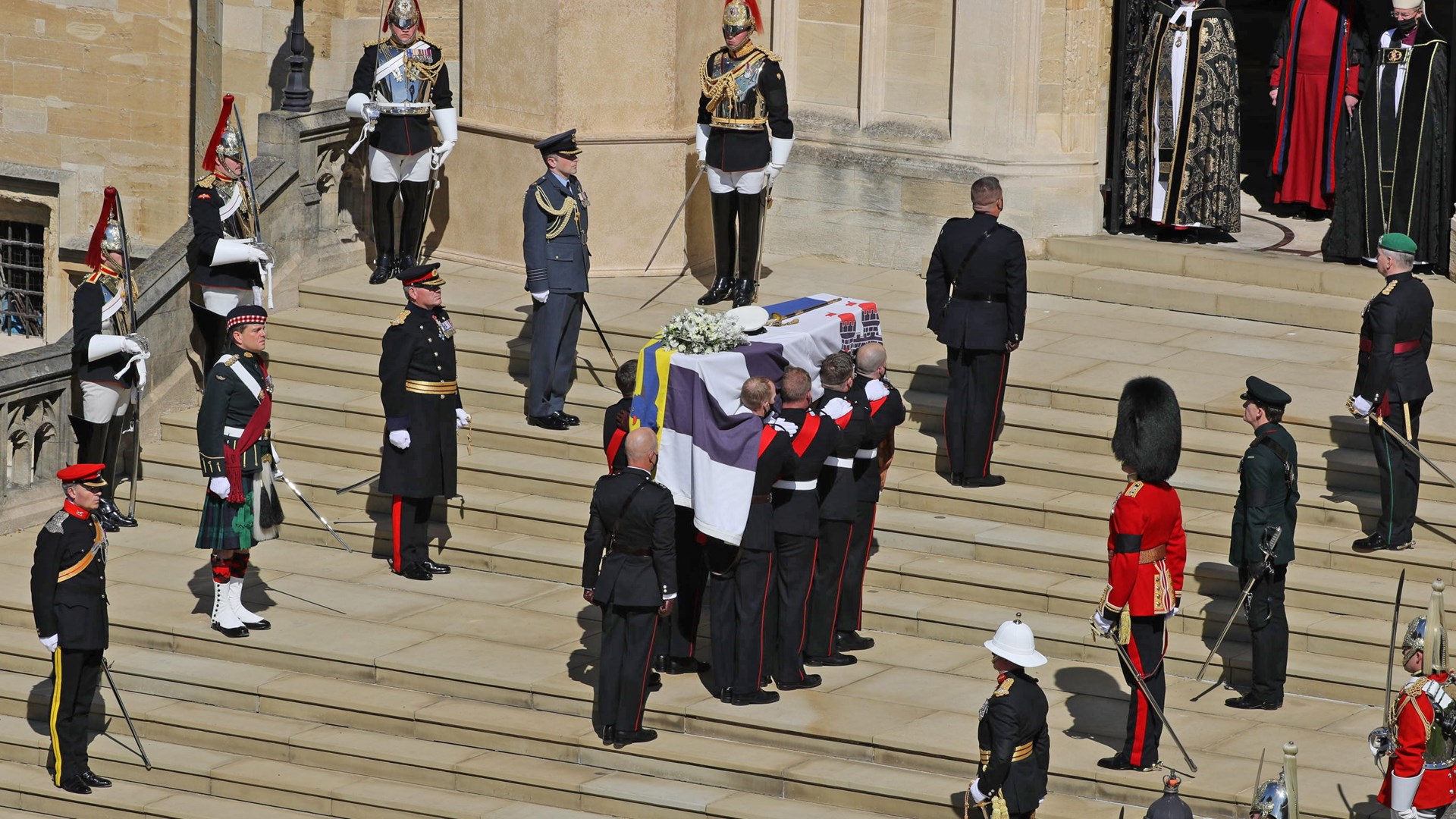 Συγκίνηση στο τελευταίο “αντίο” στον πρίγκιπα Φίλιππο – Συντετριμμένη η βασίλισσα Ελισάβετ – ΦΩΤΟ – ΒΙΝΤΕΟ