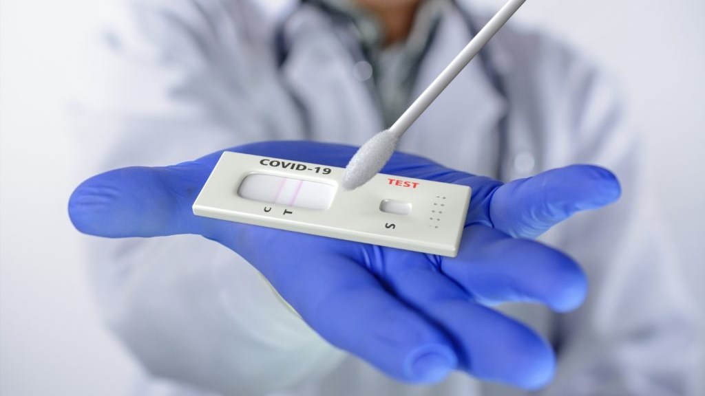 Self test: Υποχρεωτικό και για τους εργαζομένους σε τράπεζες και ασφαλιστικές εταιρείες