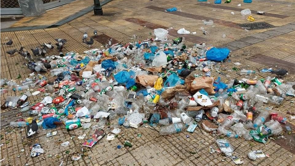 Κυψέλη: Σκουπίδια και μπουκάλια στην πλατεία Αγίου Γεωργίου μετά το πάρτι – ΒΙΝΤΕΟ αναγνώστη