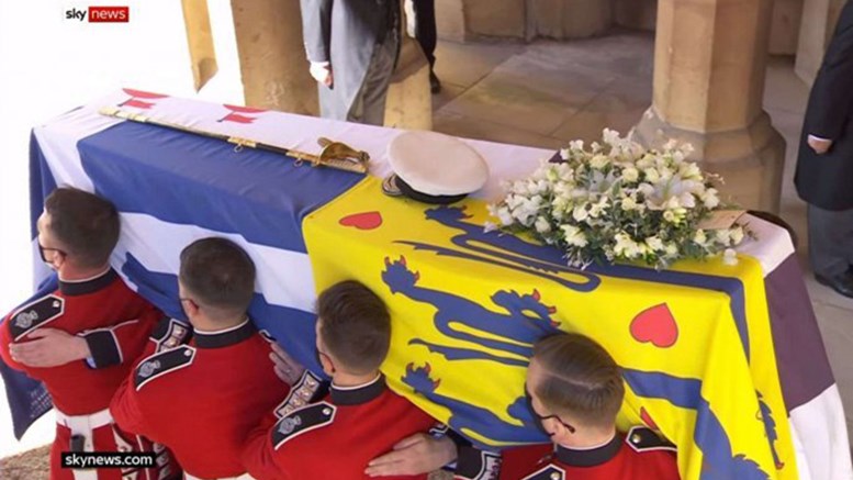 Κηδεία του πρίγκιπα Φίλιππου: Ο λευκός σταυρός της ελληνικής σημαίας στο φέρετρό του – ΦΩΤΟ