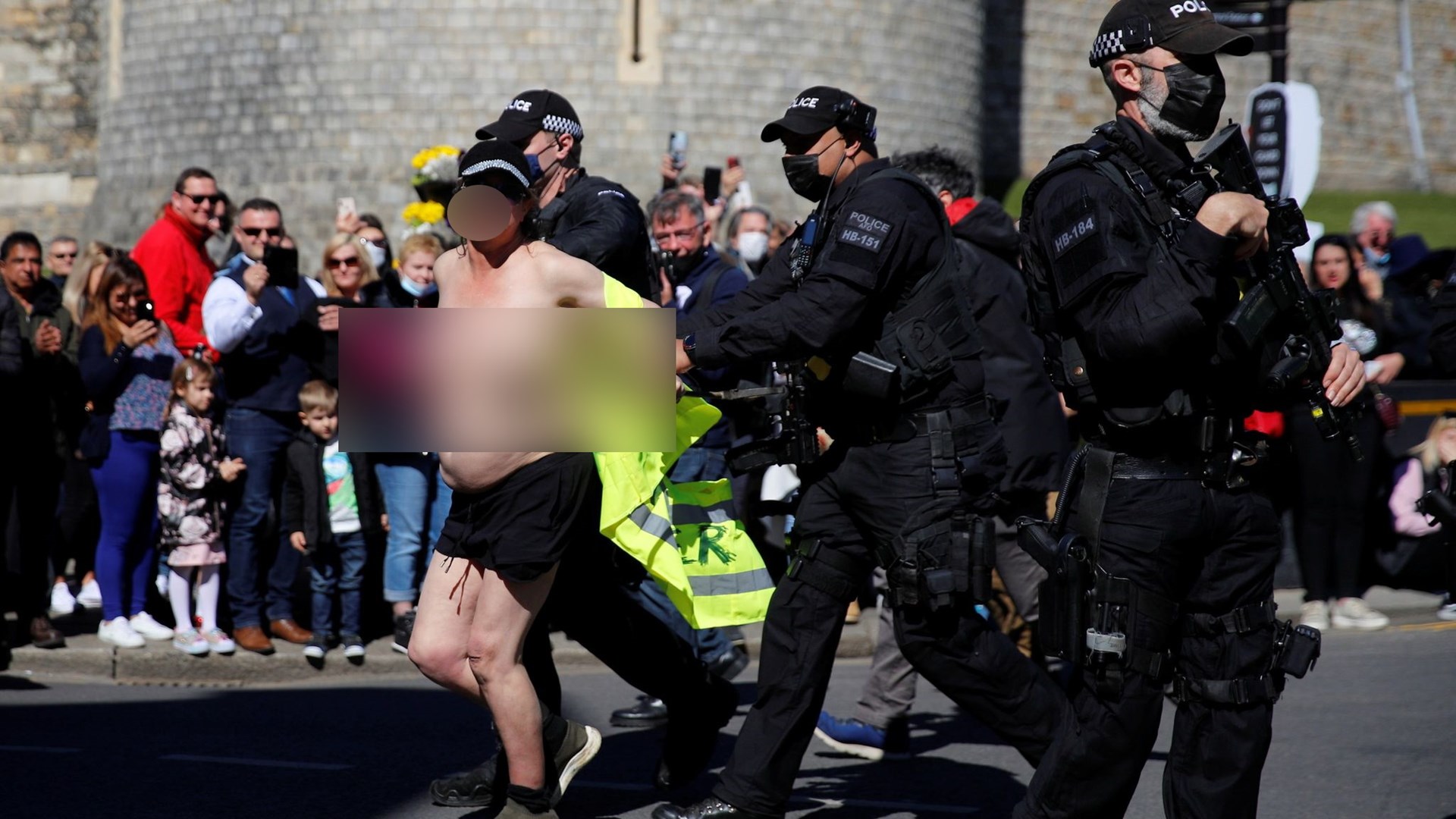 Κηδεία του πρίγκιπα Φίλιππου: Η γυμνόστηθη γυναίκα που προκάλεσε πανικό έξω από το κάστρο του Ουίνδσορ