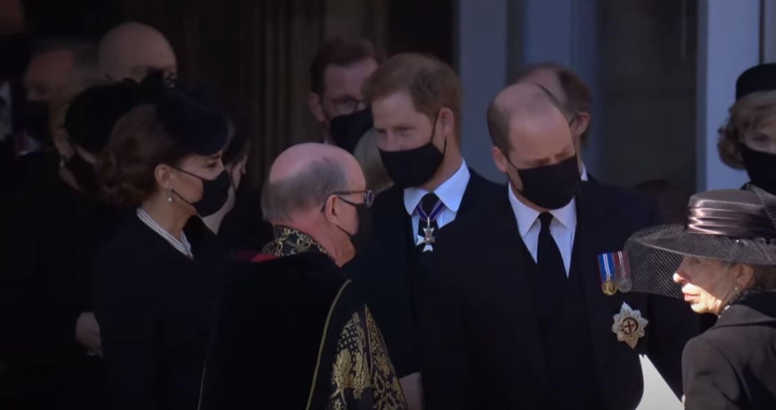 Κηδεία πρίγκιπα Φίλιππου: Έσπασε ο “πάγος” μεταξύ Ουίλιαμ και Χάρι