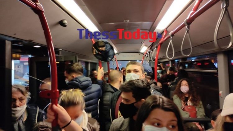 Θεσσαλονίκη: Συνωστισμός σε λεωφορείο του ΟΑΣΘ την ώρα της απαγόρευσης κυκλοφορίας – ΦΩΤΟ