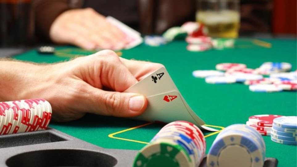 Πλατεία Βάθη: Συλλήψεις μετά από έφοδο σε παράνομη χαρτοπαικτική λέσχη – Ανάμεσά τους -ξανά- γνωστός τραγουδιστής