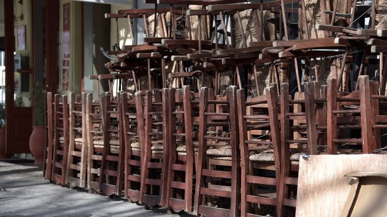 Εστίαση: Όλο και πιο κοντά το άνοιγμα με τραπεζάκια έξω – Το σενάριο για επίσπευση των αποφάσεων