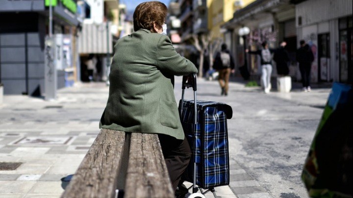 Κορονοϊός: Πόσο αποτελεσματική είναι η χρήση υφασμάτινης πάνω από ιατρική μάσκα; – Τι δείχνει νέα έρευνα