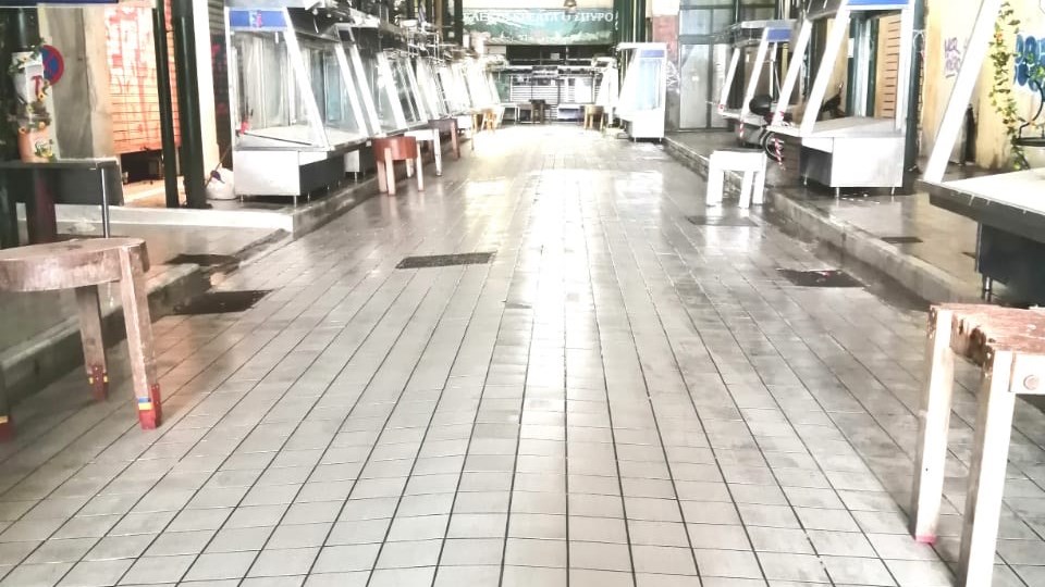 Η Βαρβάκειος “λάμπει” από καθαριότητα – 20 εργαζόμενοι του δήμου απολύμαναν όλους του χώρους – ΦΩΤΟ