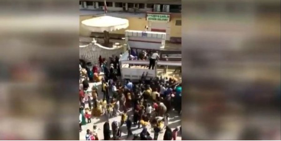 Τουρκία: Σπρωξιές και συνωστισμός για ένα δωρεάν σακί πατάτες που υποσχέθηκε ο Ερντογάν – ΒΙΝΤΕΟ