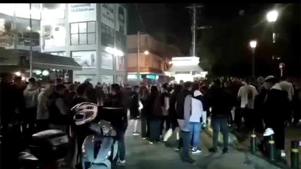 Περιστέρι-Πλατεία Βεάκη: Άλλη μια νύχτα συνωστισμού και πάρτι με ποτό στο χέρι – ΦΩΤΟ – ΒΙΝΤΕΟ