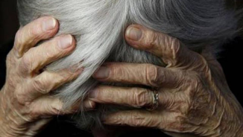 Λαμία: Λήστεψαν και χτύπησαν ηλικιωμένη και μετά της… επέστρεψαν το κινητό