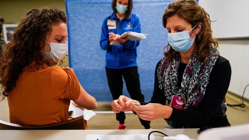 Κορονοϊός: Πάνω από το 50% των Αμερικανών έχει λάβει τουλάχιστον μία δόση εμβολίου