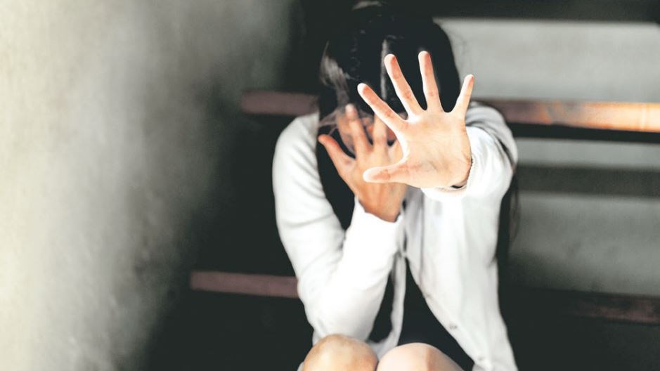 Ολόκληρη η μήνυση-σοκ κατά του διευθυντή δημοτικού σχολείου της Κατερίνης – “Με παρότρυνε να εκδίδομαι”