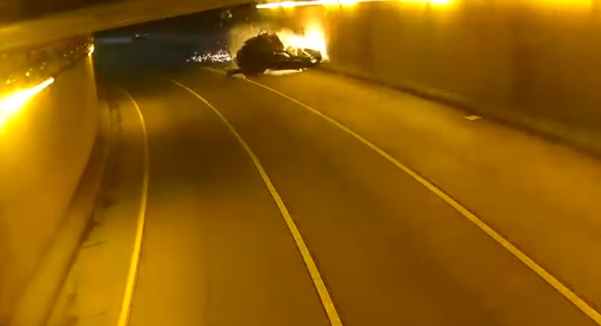 ΗΠΑ: Σοκάρει το βίντεο από τροχαίο σε τούνελ στη Μινεσότα – Το αυτοκίνητο εξερράγη