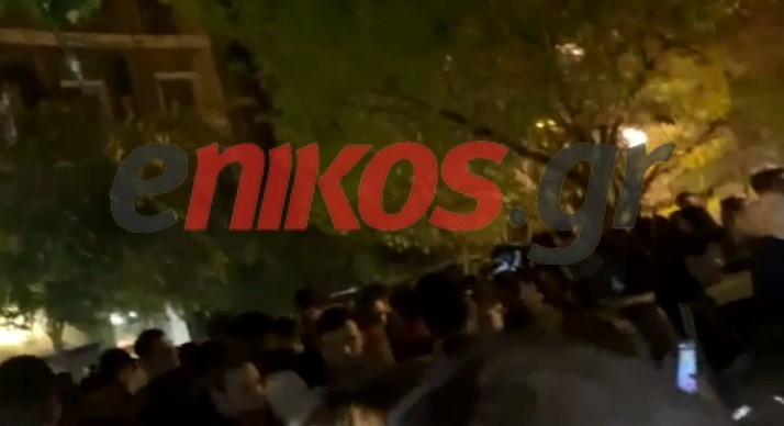 Πελώνη για πάρτι στις πλατείες: Επέμβαση της αστυνομίας θα αύξανε τη διασπορά του ιού – Πώς θα αντιμετωπιστούν