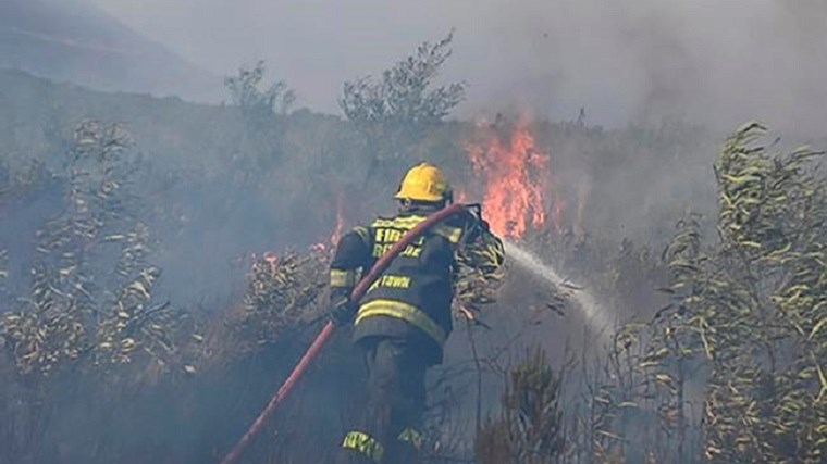 Φωτιά στο Κέιπ Τάουν: Εκκενώθηκαν συνοικίες – Υπό κράτηση ένας ύποπτος