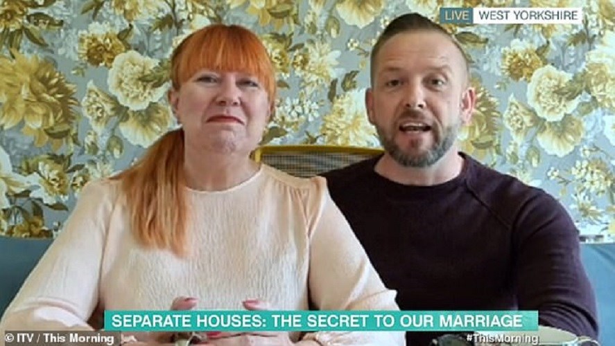 Βρετανία: Παντρεμένο ζευγάρι με ένα παιδί ζούσε σε χωριστά σπίτια για 20 χρόνια- ΒΙΝΤΕΟ
