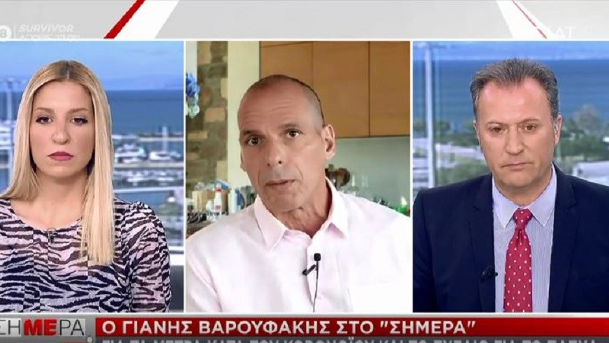Βαρουφάκης: Απαντά σε χρήστη του Twitter που τον επέκρινε γιατί βγήκε σε εκπομπή του ΣΚΑΪ από την κουζίνα του