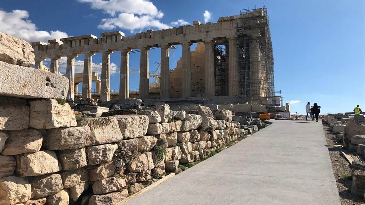 Κόντρα Μενδώνη-Αναγνωστοπούλου για το ατύχημα επισκέπτη με ειδικές ανάγκες στην Ακρόπολη