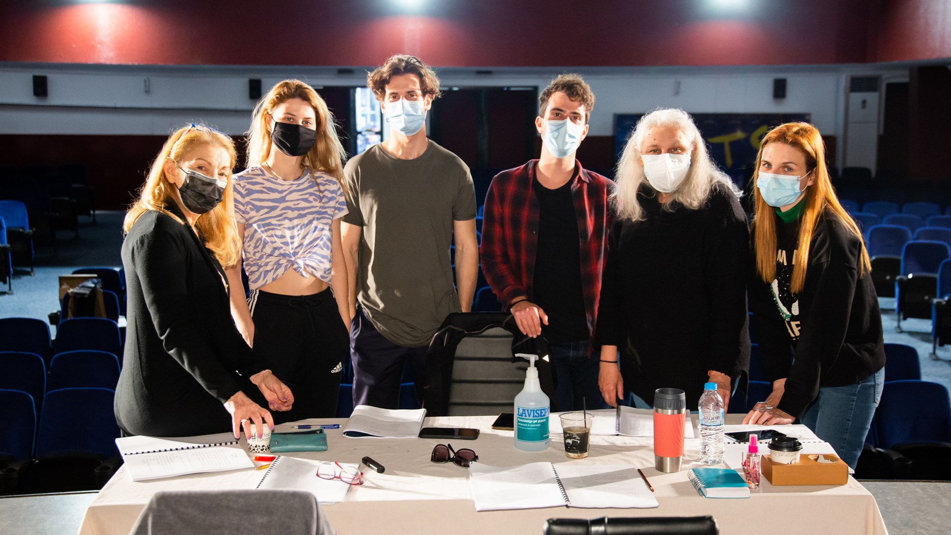 Ζούνη, Ροϊλός, Μανούρη με μάσκες στην ανάγνωση των «Πεταλούδων» που σκηνοθετεί η Εσκενάζυ – Οι πρώτες πόζες