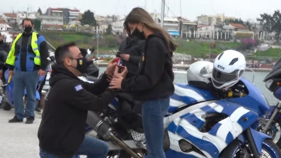 Θεσσαλονίκη: Πρόταση γάμου υπερπαραγωγή με drone και μοτοσικλέτες – ΒΙΝΤΕΟ