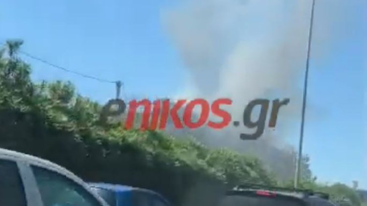ΒΙΝΤΕΟ από τη φωτιά σε εγκαταλελειμμένο κτίριο στον Πειραιά – Μεγάλο μποτιλιάρισμα