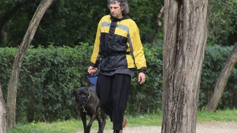 Αρης Σερβετάλης: Αγνώριστος στη χαλαρή βόλτα με τον σκύλο του στο Ζάππειο – ΦΩΤΟ
