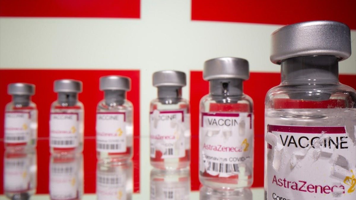 Politico: Η Ε.Ε. ετοιμάζεται να προσφύγει νομικά κατά της AstraZeneca για τις καθυστερήσεις των εμβολίων