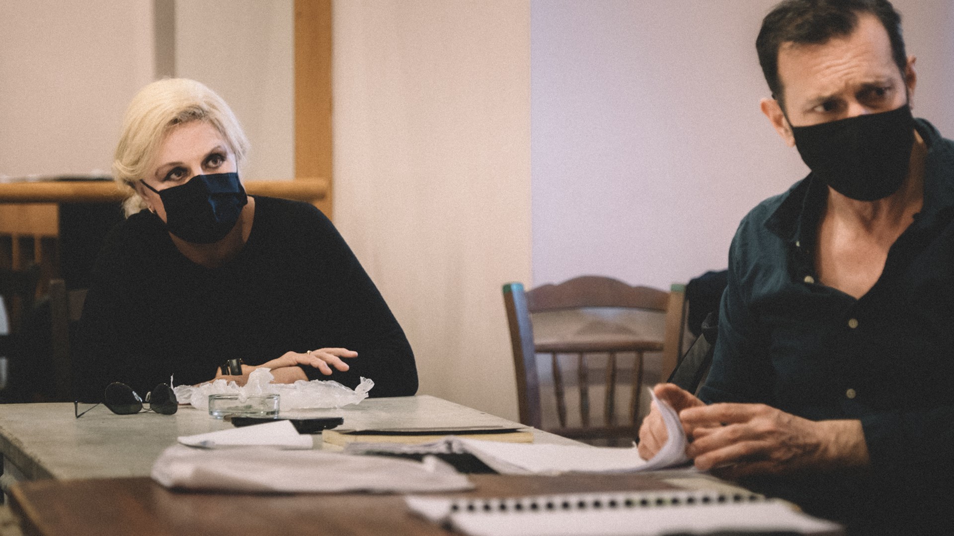 Ο Σαράντος καθοδηγεί Κρούσκα – Χρυσικάκο για το “Ταξίδι μιας μεγάλης μέρας μέσα στη νύχτα” – Οι πρώτες ΦΩΤΟ από το ΚΘΒΕ