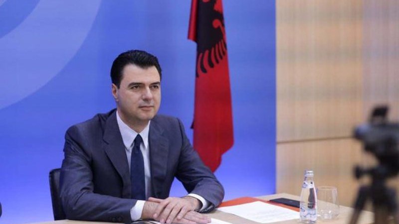 Αλβανία: Ο ηγέτης της αντιπολίτευσης ξύνεται στα… επίμαχα σημεία σε προεκλογική συγκέντρωση