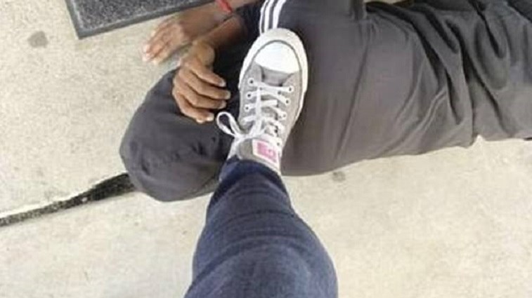 Σάλος στο Τέξας με δασκάλα που πάτησε στον λαιμό μαύρο μαθητή – Γιατί την υπερασπίστηκε ο 11χρονος