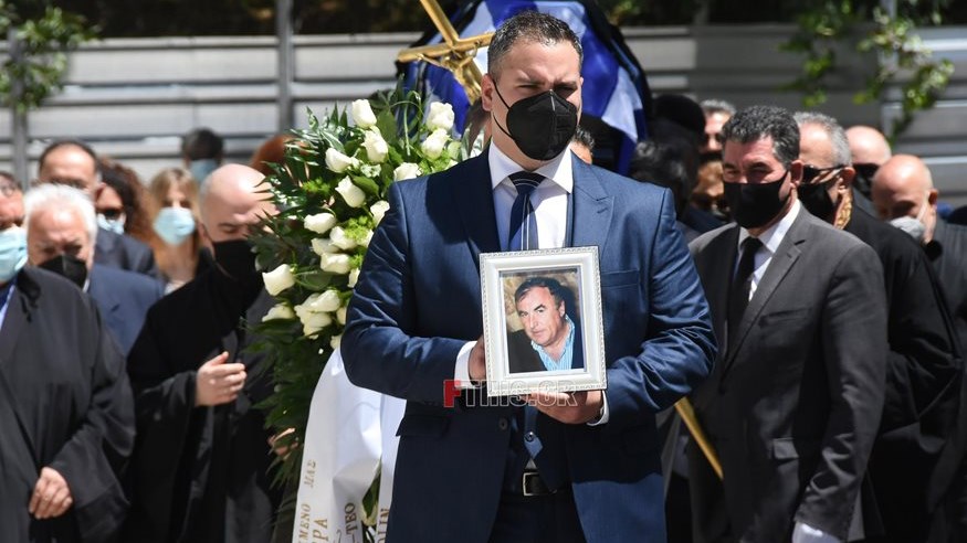 Σπύρος Γιατράς: Σε κλίμα οδύνης το τελευταίο “αντίο” στον σπουδαίο στιχουργό – ΦΩΤΟ