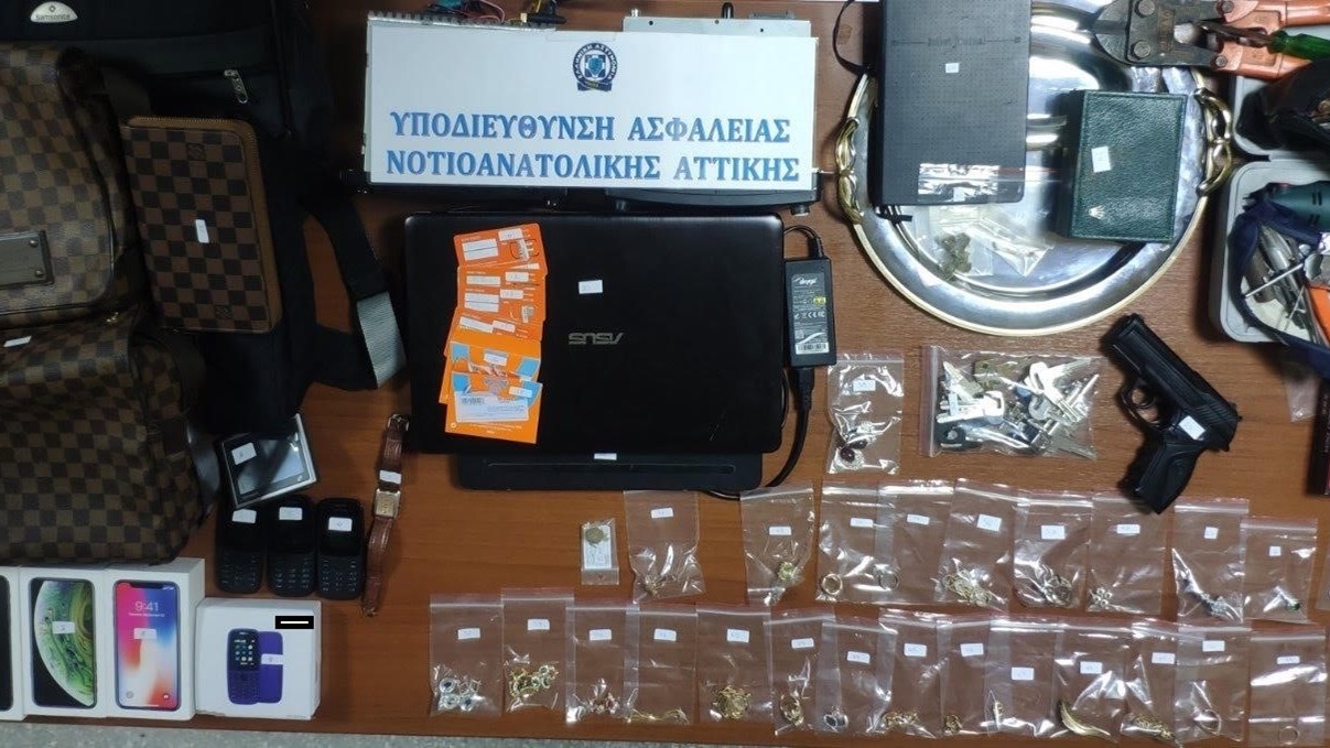 Εξαρθρώθηκε σπείρα διαρρηκτών που είχε ρημάξει σπίτια στην Αττική – Μέλος της άλλαξε τα αποτυπώματά του με χειρουργείο