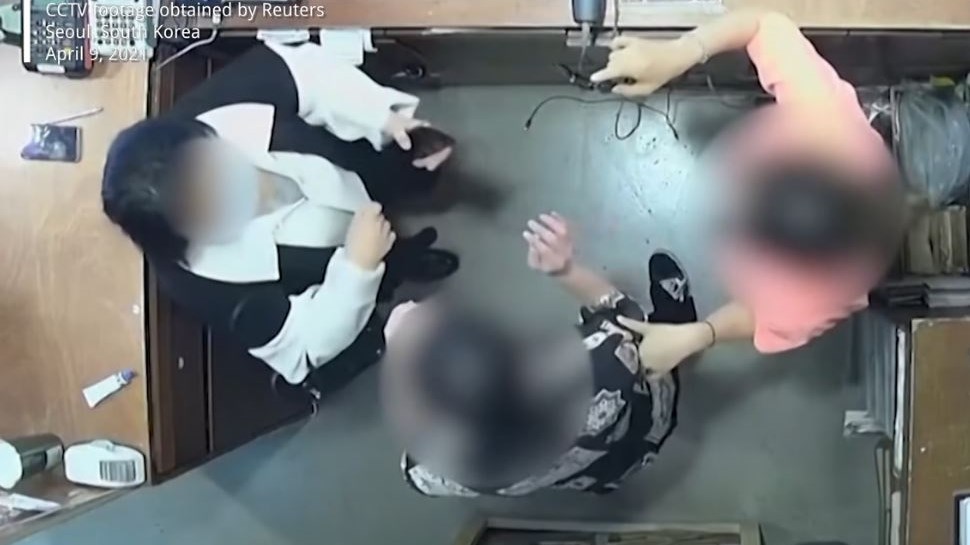 Νότια Κορέα: Σάλος με τη σύζυγο του Βέλγου πρέσβη – Χαστούκισε πωλήτρια αφού την κατηγόρησε για κλοπή