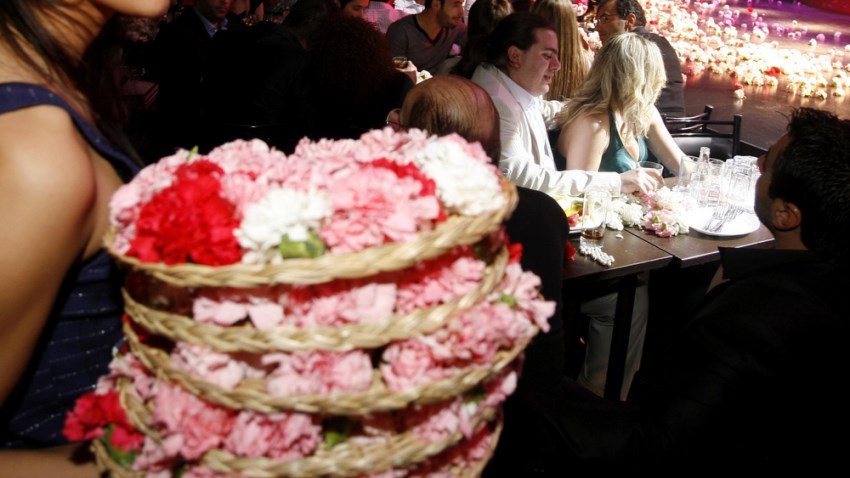 Πώς τα κλειστά μπουζούκια “εξαφάνισαν” τα γαρύφαλλα