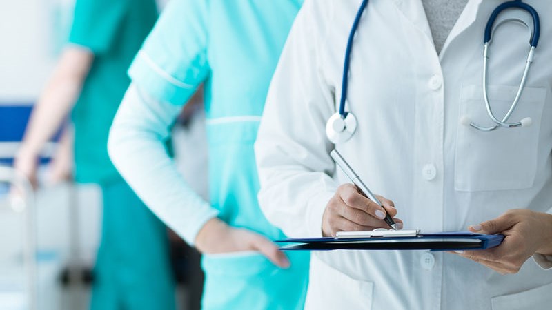 Αντιδρά ο ιατρικός κόσμος για το ακαταδίωκτο των μελών της επιτροπής των ειδικών – Αποποιείται της ασυλίας ο Εξαδάκτυλος