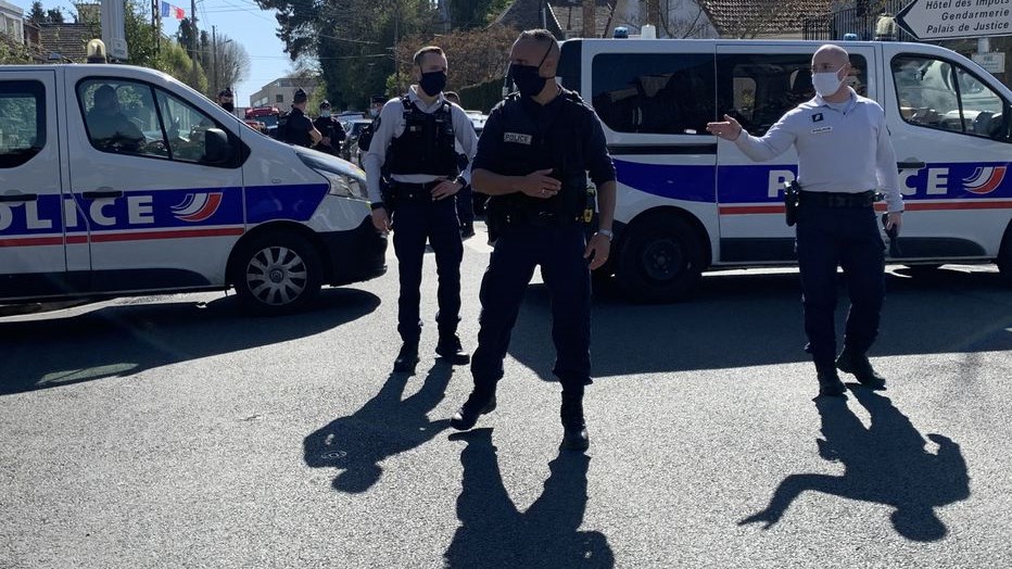 Νέο σοκ στη Γαλλία: Νεκρή αστυνομικός σε επίθεση με μαχαίρι – “Αλλαχού ακμπάρ” φώναξε ο δράστης – Η Αντιτρομοκρατική ερευνά την υπόθεση