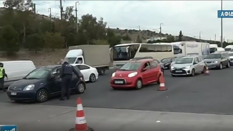 Πάσχα: Μπλόκο στους “αδικαιολογήτως εξοδούχους” – Ουρές στα διόδια -Στους δρόμους 10.000 αστυνομικοί